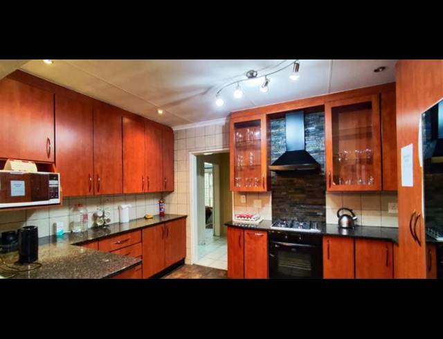 8 BEDROOM HOUSE FOR SALE IN VAN RIEBEECK PARK